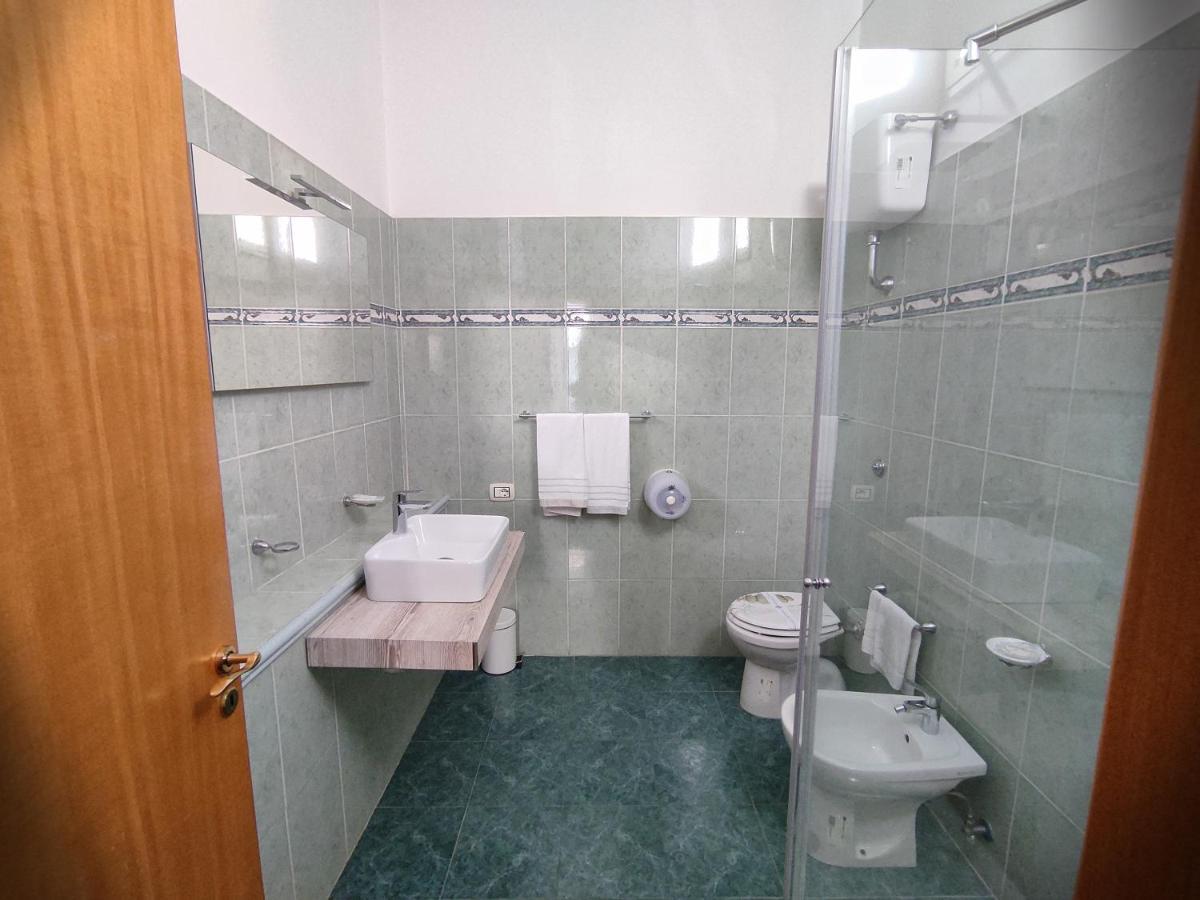 פוזולי Hotel Darsena מראה חיצוני תמונה