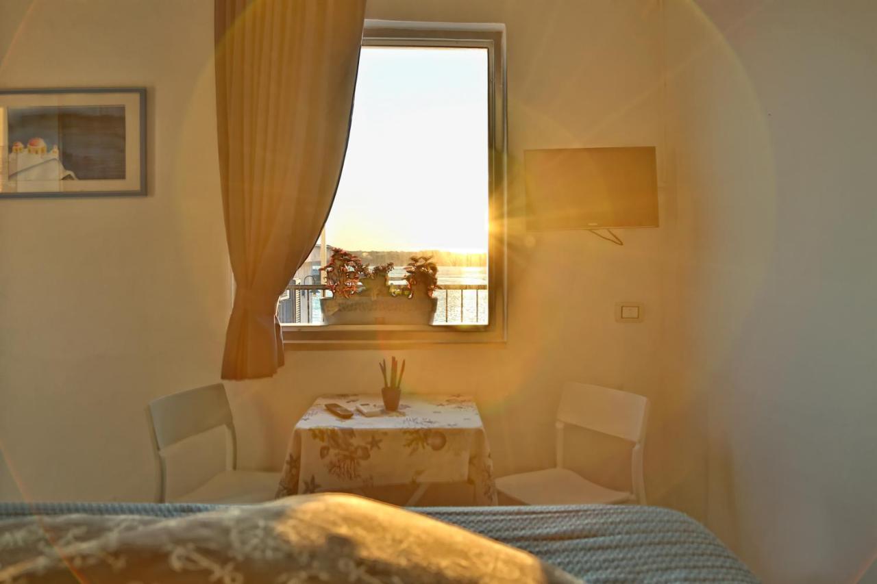 פוזולי Hotel Darsena מראה חיצוני תמונה